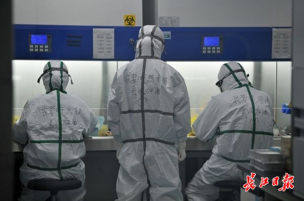 工作人員寫在隔離服背部的個(gè)人愿望。.jpeg